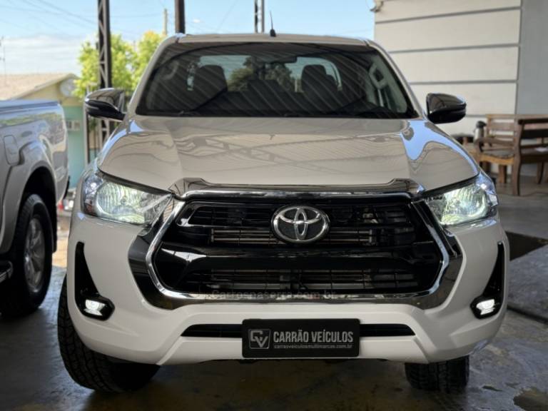 TOYOTA - HILUX - 2021/2021 - Branca - R$ 209.900,00