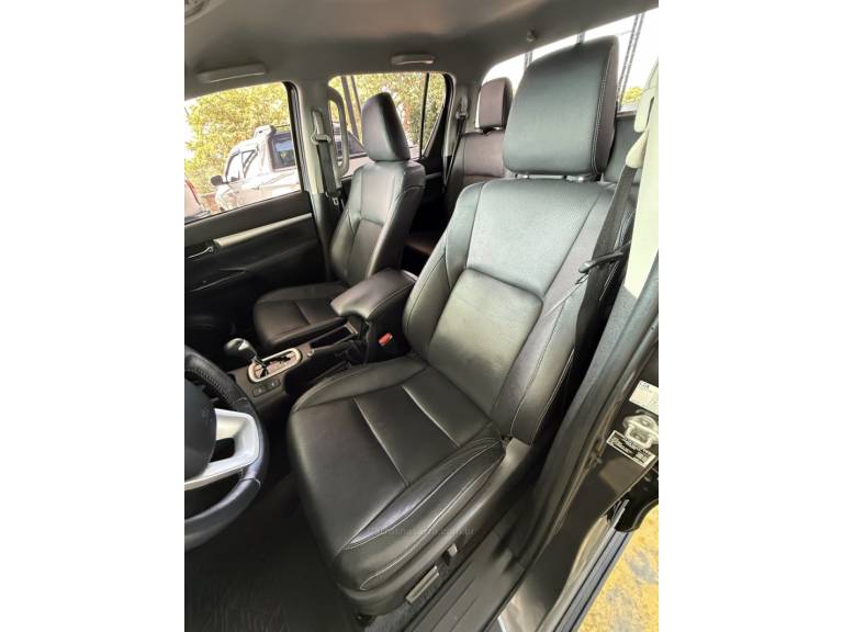 TOYOTA - HILUX - 2022/2023 - Cinza - R$ 279.900,00