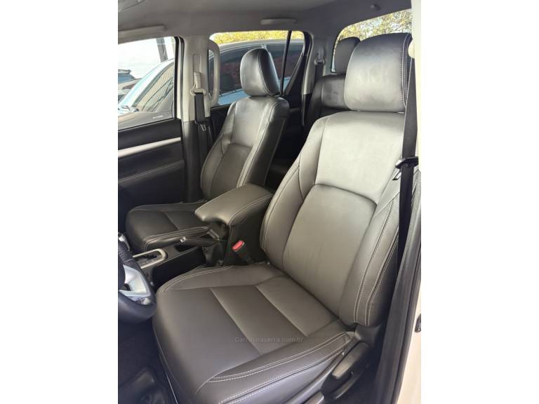 TOYOTA - HILUX - 2021/2021 - Branca - R$ 209.900,00