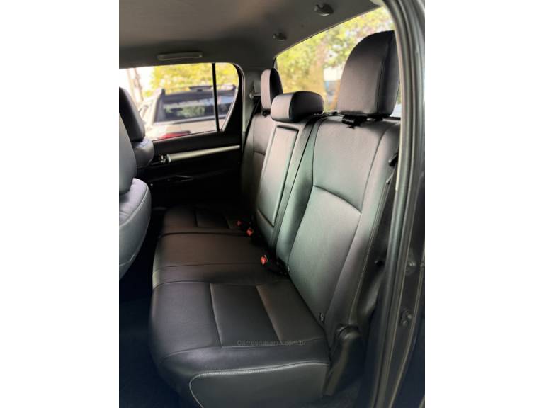 TOYOTA - HILUX - 2022/2023 - Cinza - R$ 279.900,00