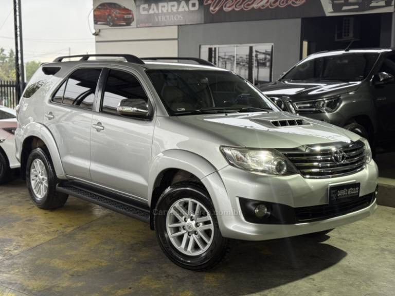 TOYOTA - HILUX SW4 - 2012/2012 - Prata - R$ 144.900,00