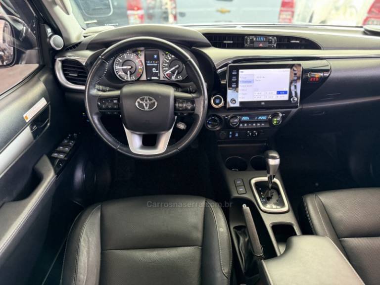 TOYOTA - HILUX - 2022/2023 - Cinza - R$ 279.900,00
