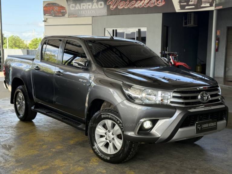 TOYOTA - HILUX - 2017/2017 - Cinza - R$ 184.900,00