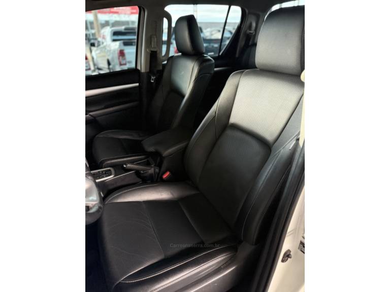TOYOTA - HILUX - 2021/2021 - Branca - R$ 249.900,00