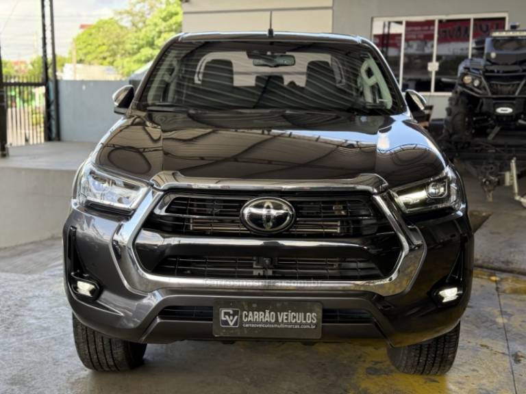 TOYOTA - HILUX - 2022/2023 - Cinza - R$ 279.900,00
