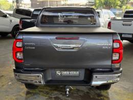 TOYOTA - HILUX - 2022/2023 - Cinza - R$ 279.900,00