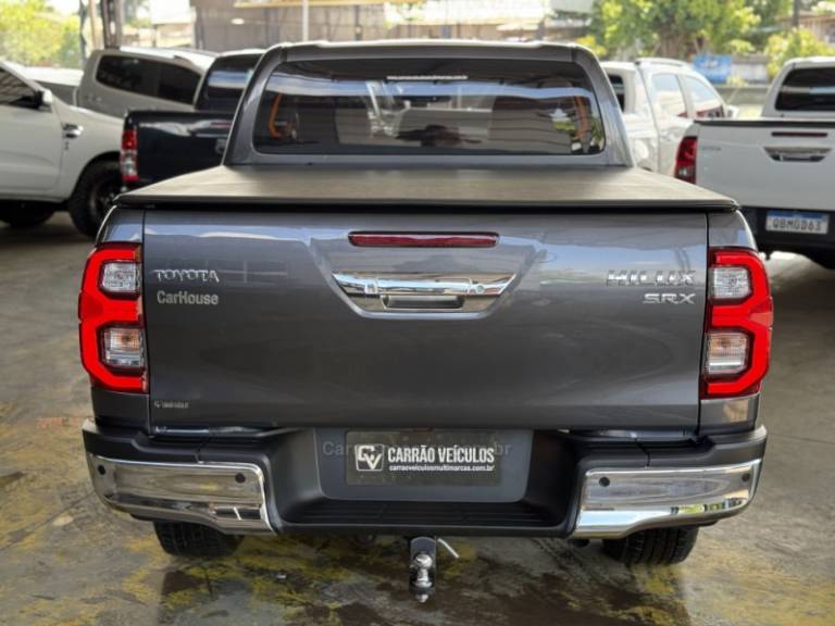 TOYOTA - HILUX - 2022/2023 - Cinza - R$ 279.900,00